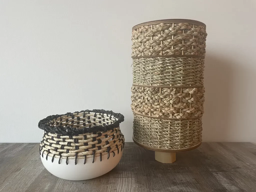 Flechtwerke: Keramikschale mit Flechtrand und geflochtener Lampenschirm