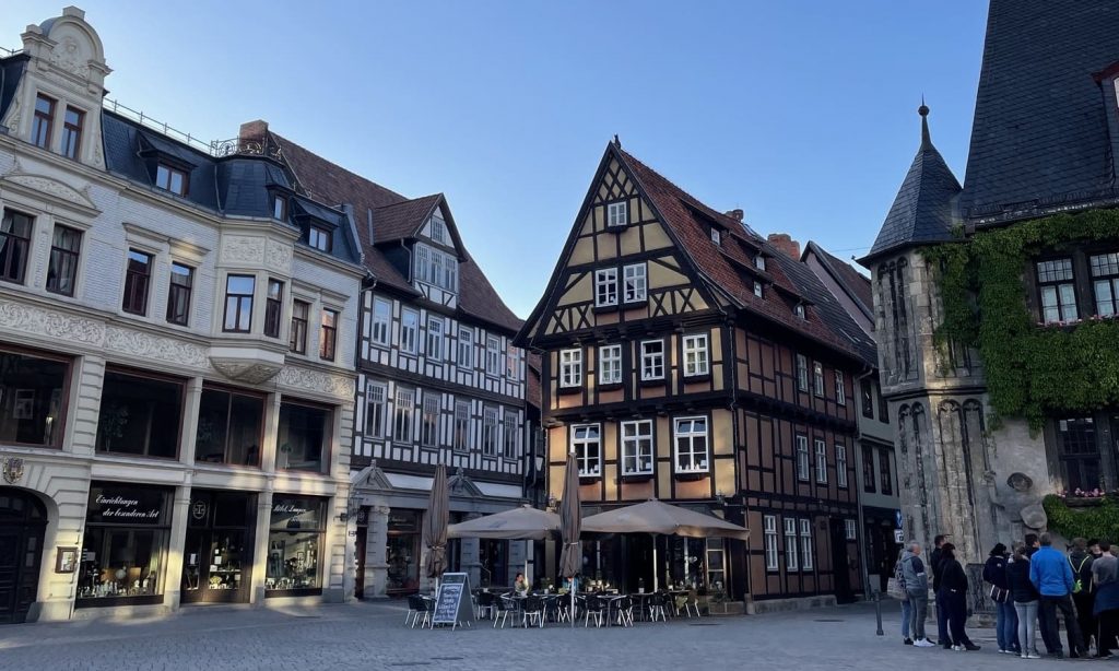Fachwerkhäuser neben dem Rathaus in Quedlinburg