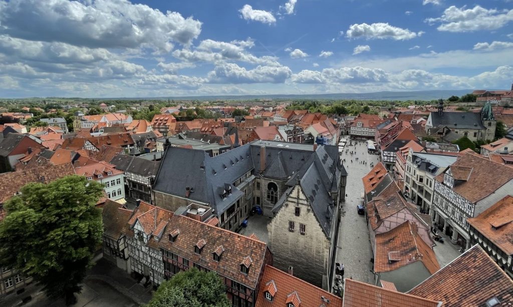 Blick vom Kirchturm in Quedlinburg auf die wunderschönen Fachwerkhäuser